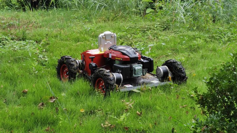 travel speed 0~6Km/h adjustable cutting height 10-150mm radio controlled rubber track lawn mower