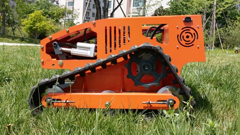 550mm cutting width working degree 40° time-saving and labor-saving remote controlled robot for weeding